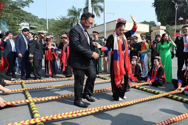 Các đại biểu hai nước vui cùng Nhân dân Quảng Ninh tại Ngày hội 