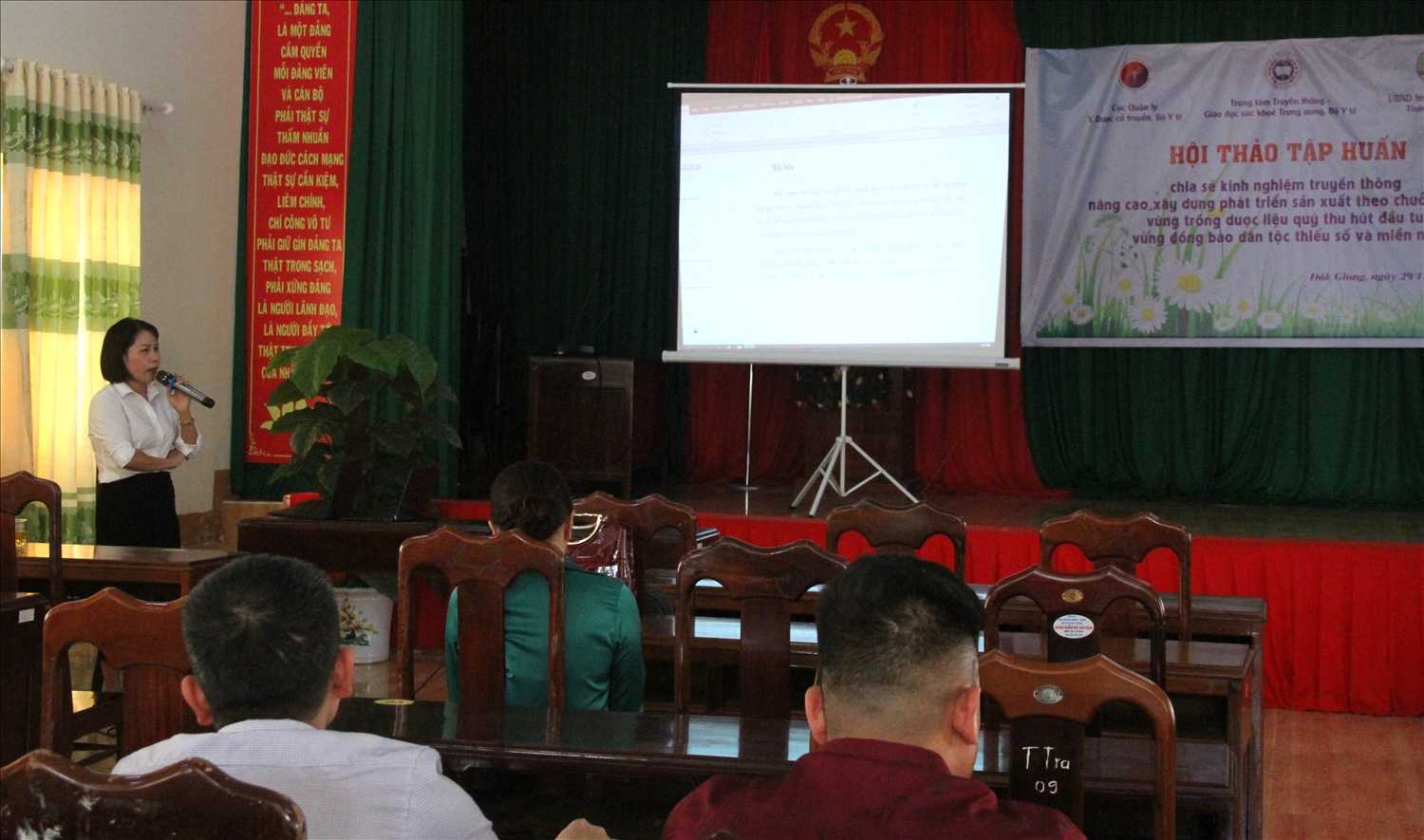 Đại diện huyện Đắk Glong chia sẻ tại buổi tập huấn