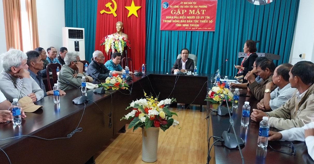 Phó Vụ trưởng Vụ Công tác dân tộc địa phương Điểu Mưu chủ trì gặp mặt Đoàn đại biểu Người có uy tín tỉnh Ninh Thuận