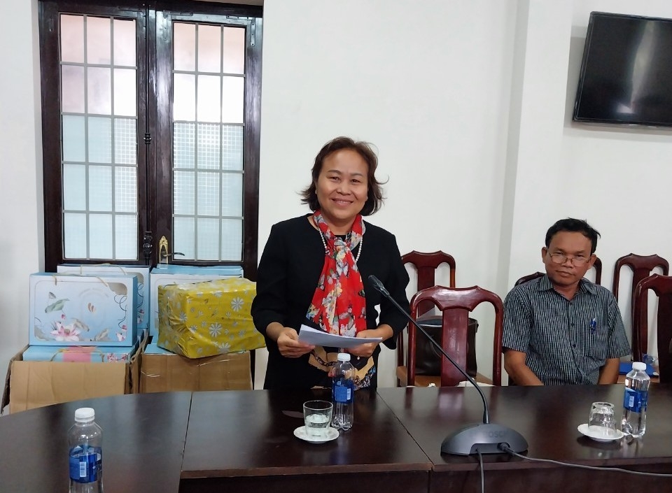 Trưởng Ban Dân tộc tỉnh Ninh Thuận Pi Năng Thị Thủy báo cáo với lãnh đạo Vụ trưởng Vụ Công tác dân tộc địa phương