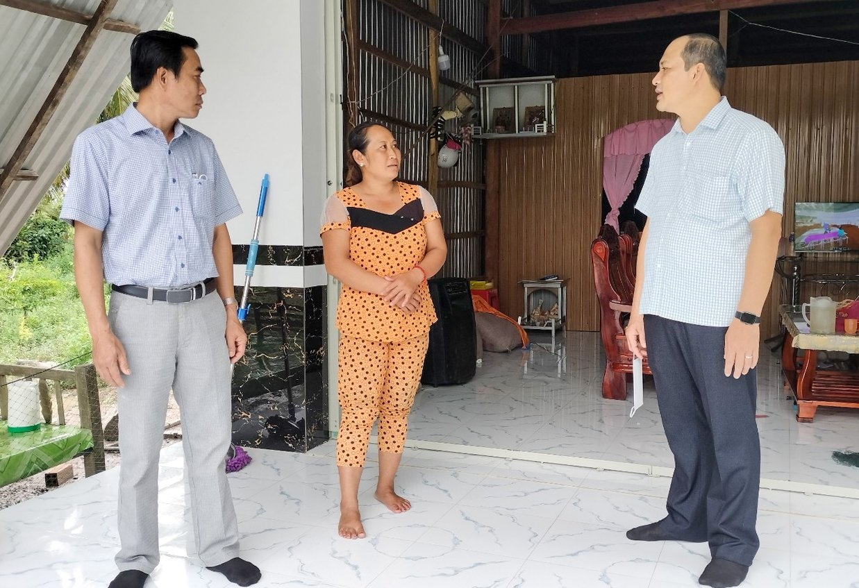 Phó Chủ tịch UBND huyện U Minh Nguyễn Thanh Liêm (bìa phải) kiểm tra tiến độ xây dựng nhà cho đồng bào DTTS tại xã Khánh Lâm