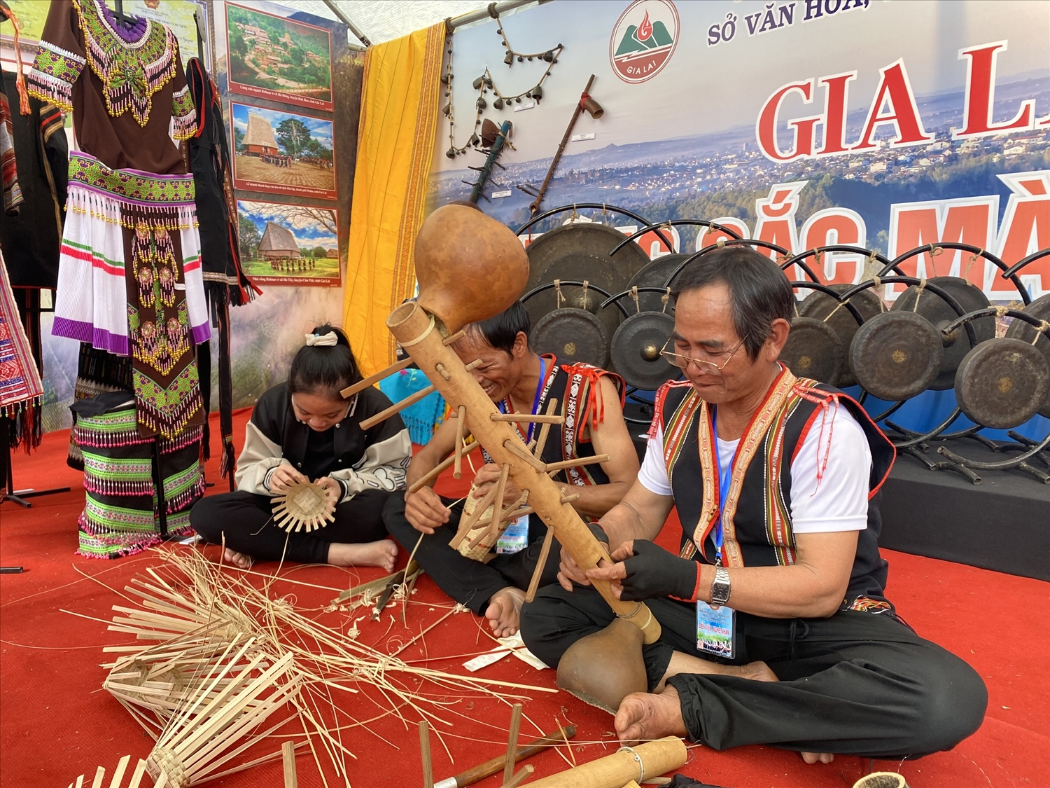 Các nghệ nhân đến từ tỉnh Gia Lai giới thiệu về cách chế tác các loại nhạc cụ truyền thống của dân tộc