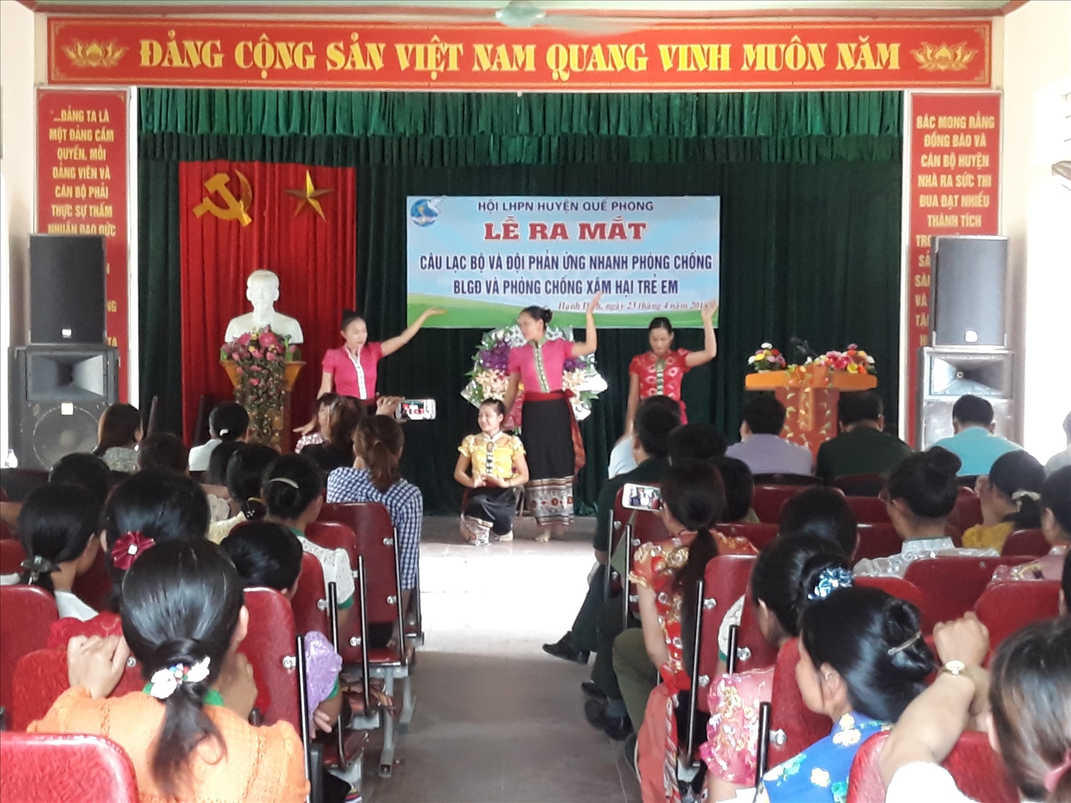 Lễ ra mắt câu lạc bộ đội phản ứng nhanh và phòng chống bạo lực gia đình ở xã Hạnh Dịch huyện Quế Phong