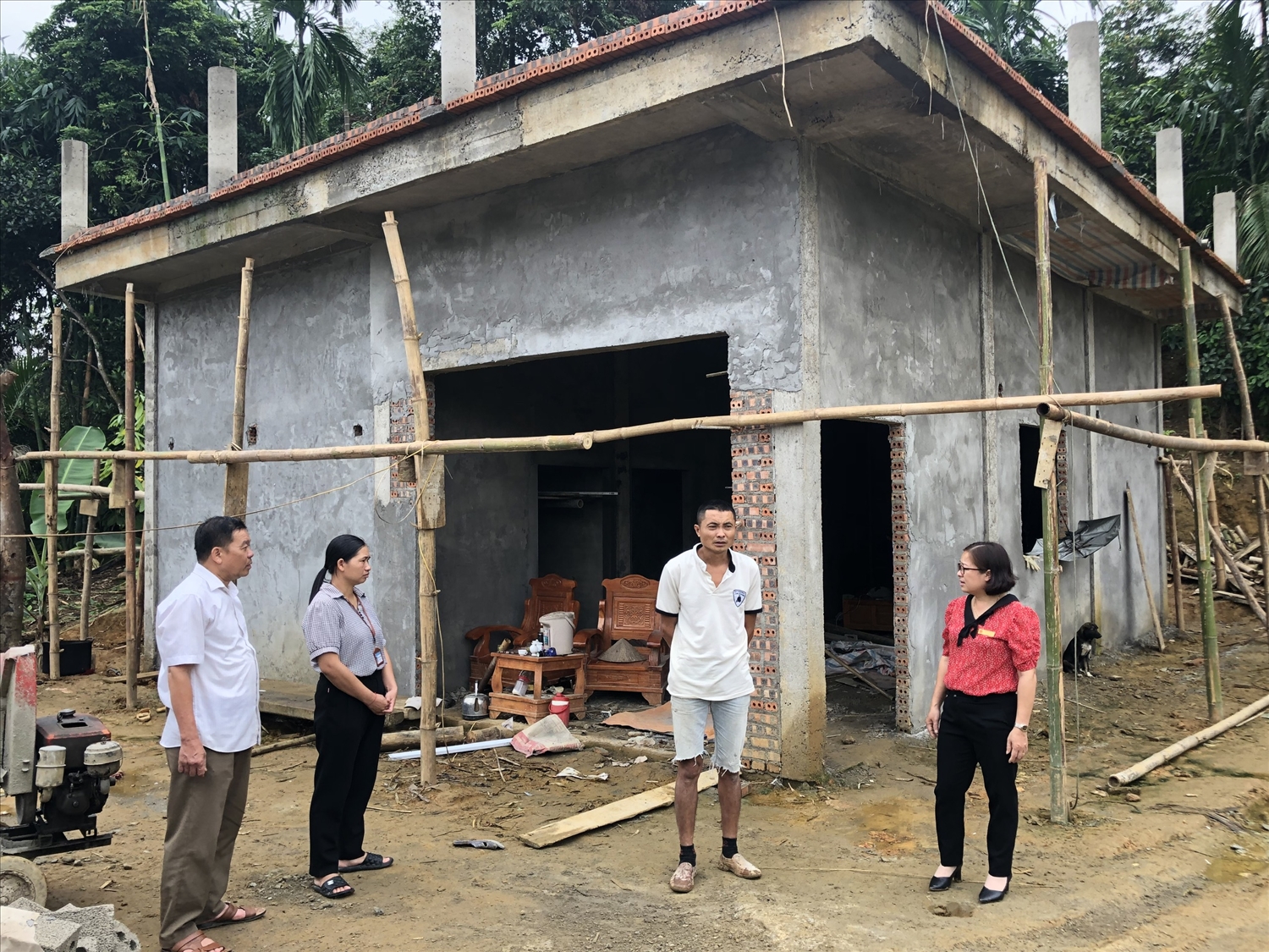 Chỉ còn ít ngày nữa ngôi nhà mới của gia đình anh Xuân (thứ hai từ phải qua) sẽ hoàn thành