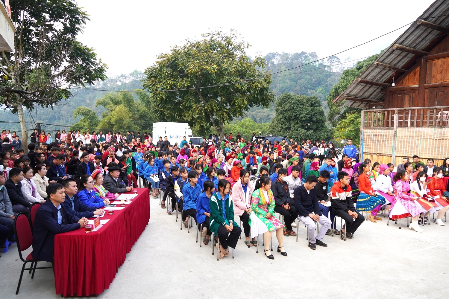 Các đại biểu và đông đảo bà con xã Khâu Vai (Mèo Vạc, Hà Giang) tham dự Diễn đàn.