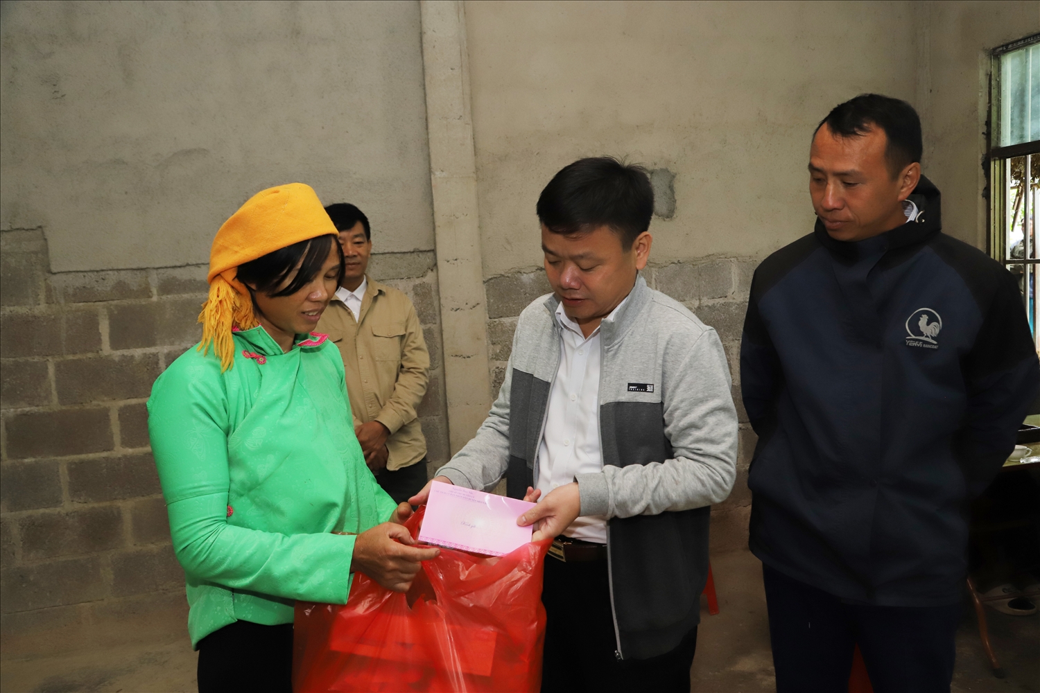 Chủ tịch UBND huyện Mèo Vạc Nguyễn Huy Sắc thăm, tặng quà thân nhân liệt sỹ Chảo Dình Phúng, thôn Phìn Lò, xã Sơn Vĩ