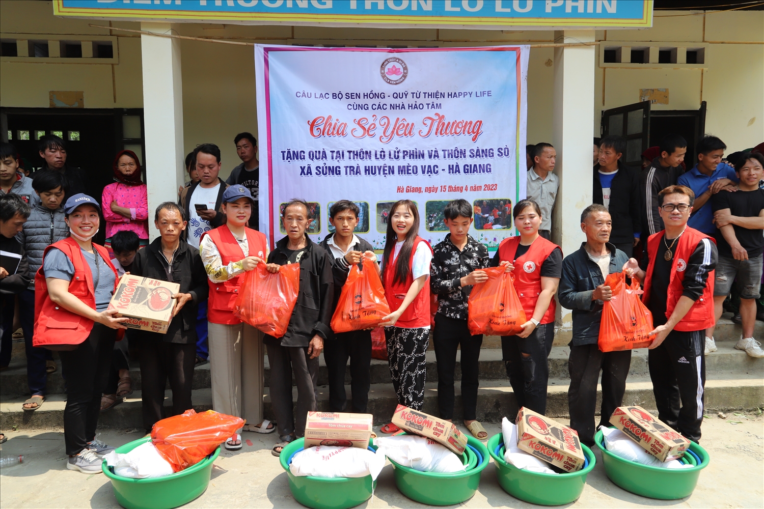 Người dân thôn Lò Lử Phìn, xã Sủng Trà phấn khởi tiếp nhận quà hỗ trợ từ các mạnh thường quân