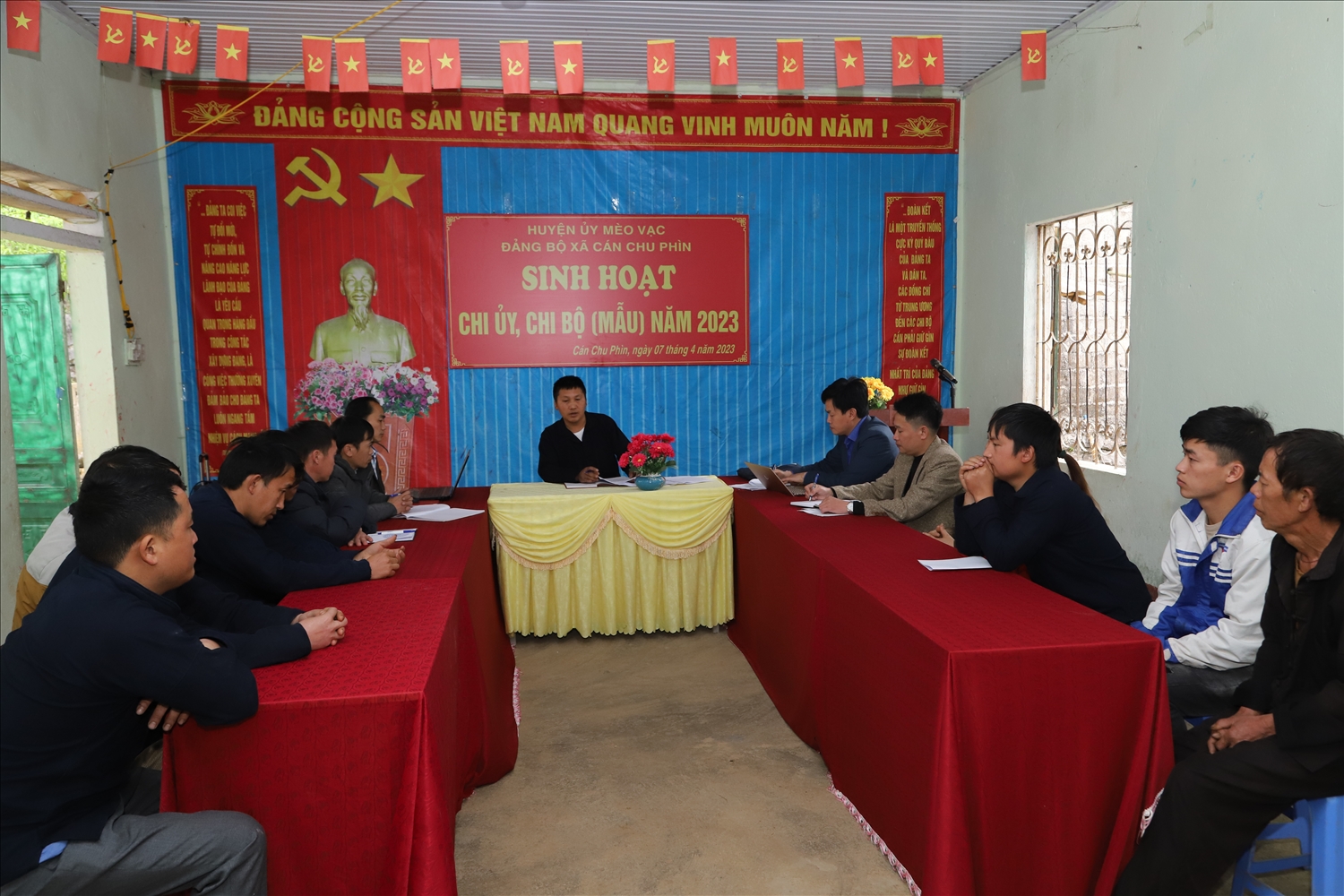 Chi bộ Há Dấu Cò thuộc Đảng bộ xã Cán Chu Phìn tổ chức sinh hoạt chi bộ mẫu để rút kinh nghiệm trong công tác tổ chức sinh hoạt định kỳ