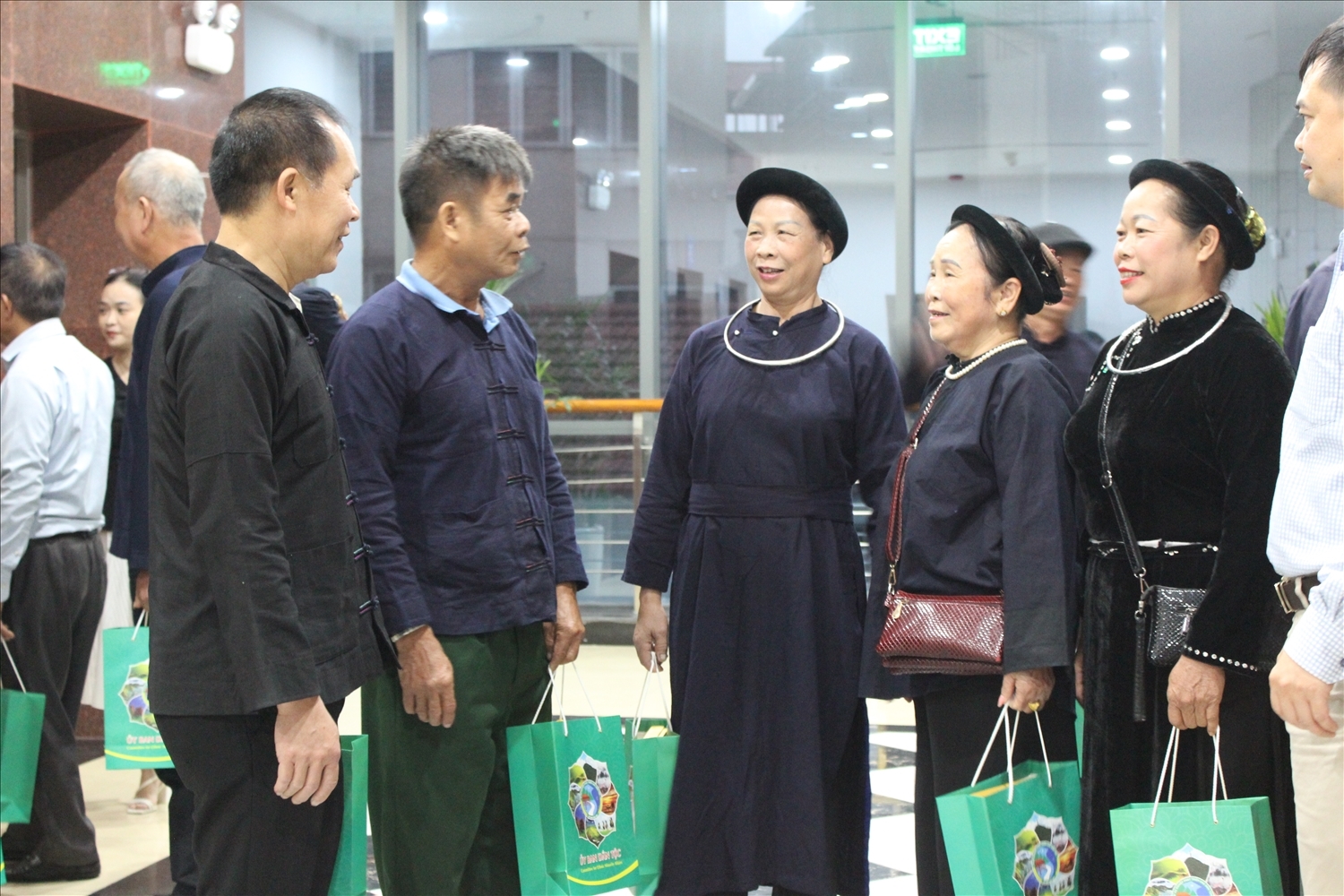 Bà Sen (đeo túi đỏ) tại Hội nghị biểu dương Người có uy tín do UBND tỉnh Bắc Giang tổ chức mới đây.