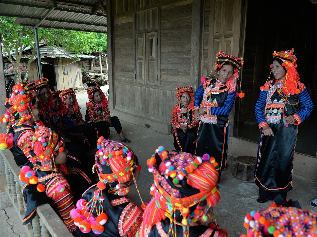 Nghệ nhân Lỳ Na Xó (người đứng thứ hai từ phải qua trái) truyền dạy các bài múa truyền thống tới các thành viên văn nghệ xã Mù Cả, huyện Mường Tè.