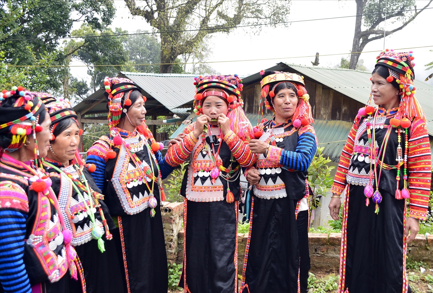 Không chỉ hát hay, múa dẻo, các cô gái Hà Nhì xã Ka Lăng còn giỏi thổi kèn môi từ lá rừng.