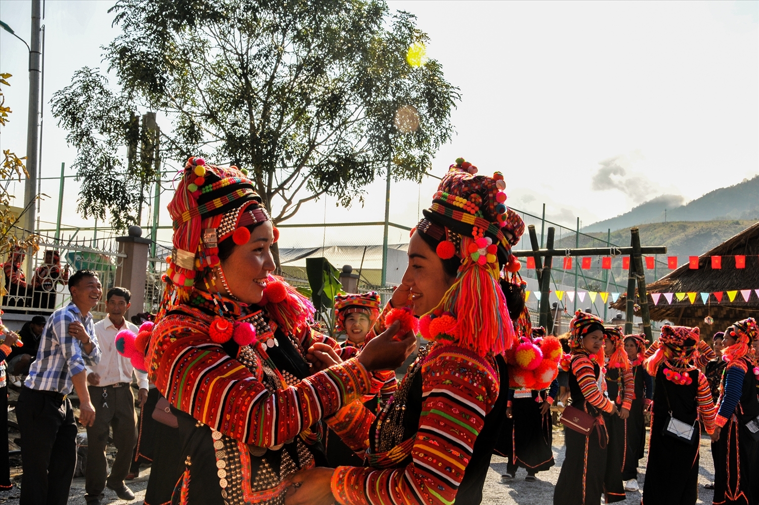 Các thiếu nữ Hà Nhì ở Mường Tè rực rỡ trong ngày hội truyền thống hàng năm.