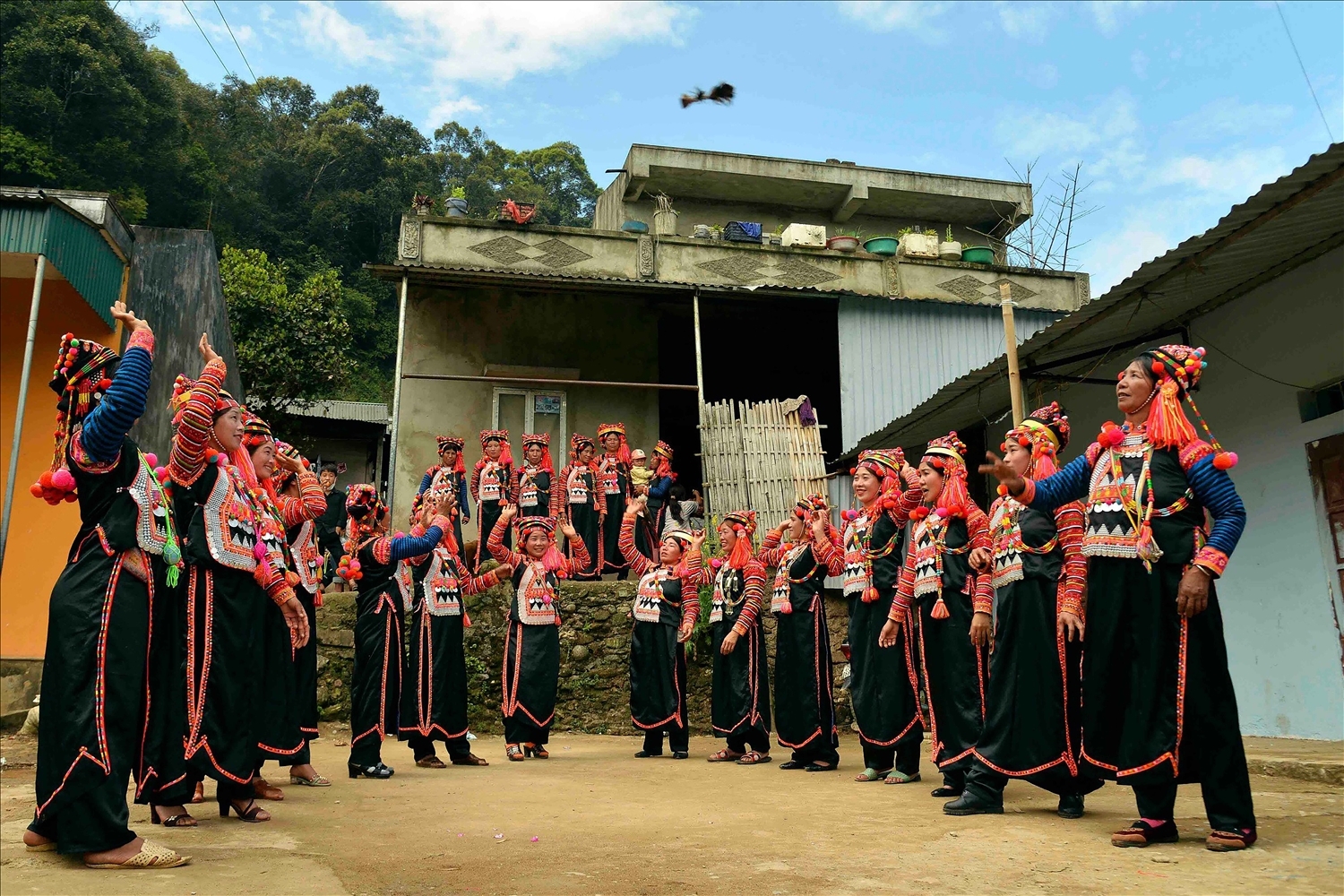 Đánh cầu lông gà, môn thể thao truyền thống được người Hà Nhì yêu thích trong các ngày lễ tết.