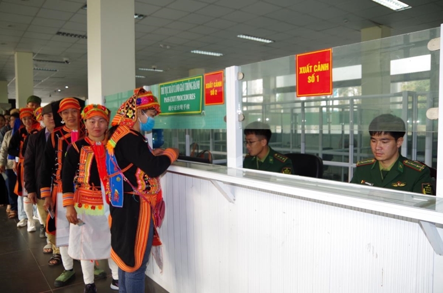 Cán bộ Bộ đội Biên phòng Lai Châu làm thủ tục xuất, nhập cảnh cho người dân tại Trạm Kiểm soát Biên phòng cửa khẩu Ma Lù Thàng, Đồn Biên phòng cửa khẩu Ma Lù Thàng.