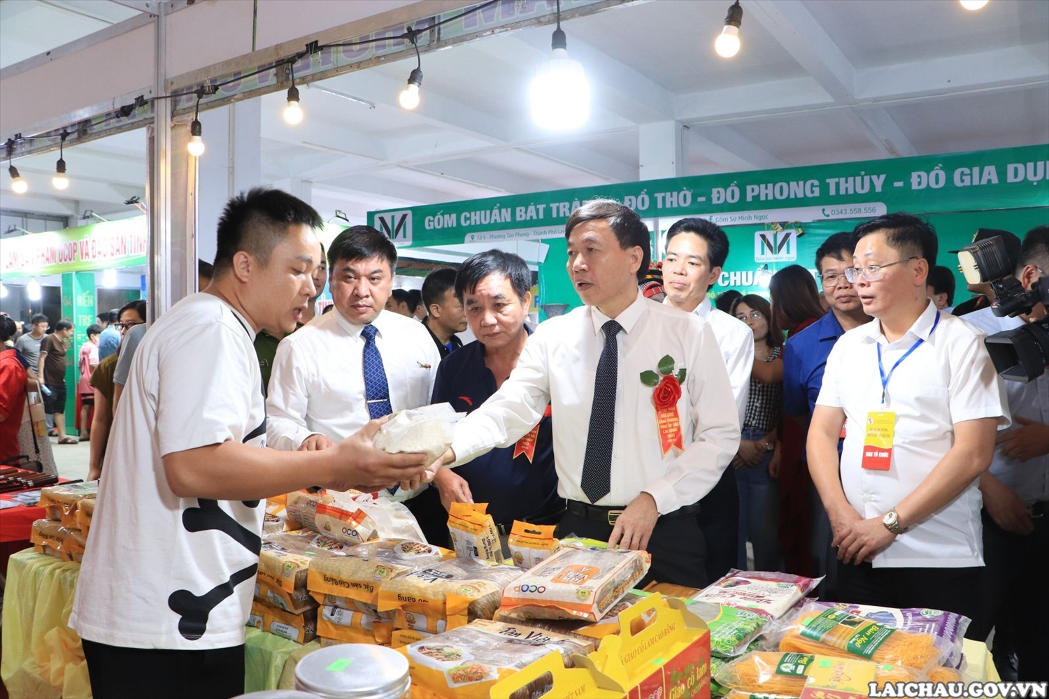 Chủ tịch UBND tỉnh Lai Châu Lê Văn Lương (đứng giữa) thăm quan gian hàng của tỉnh Lai Châu tại Hội chợ Hội chợ Công thương vùng Tây Bắc - Lai Châu 2023. (Ảnh: laichau.gov.vn)