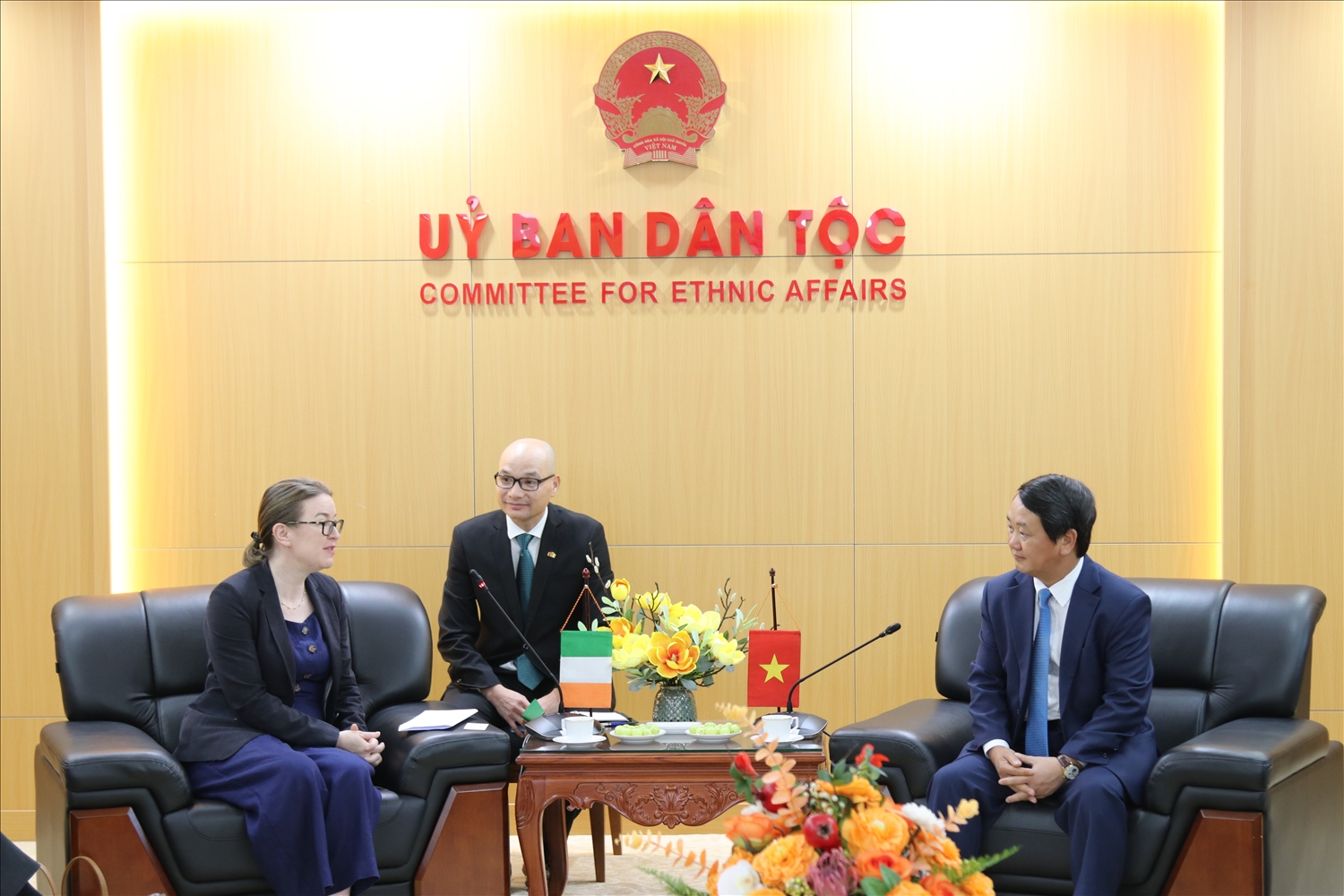 Bộ trưởng, chủ nhiệm UBDT Hầu A Lềnh tiếp đại sứ đặc mệnh toàn quyền Ai – Len tại Việt Nam