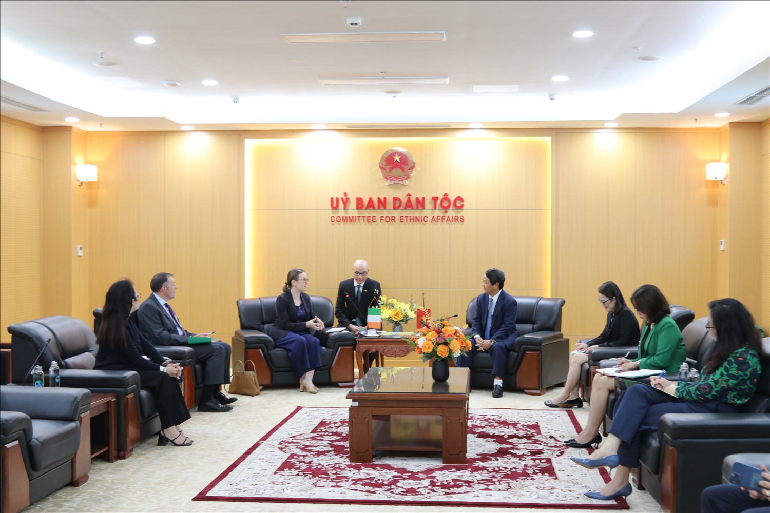 Bộ trưởng, chủ nhiệm UBDT Hầu A Lềnh tiếp đại sứ đặc mệnh toàn quyền Ai – Len tại Việt Nam 1