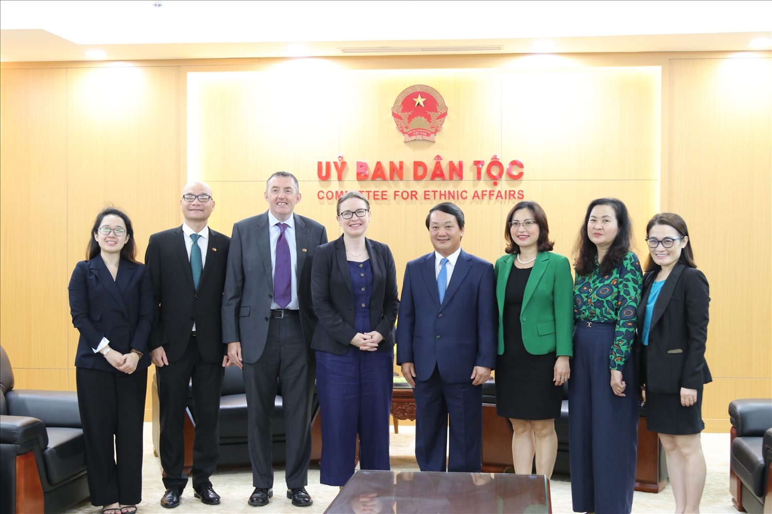 Bộ trưởng, chủ nhiệm UBDT Hầu A Lềnh tiếp đại sứ đặc mệnh toàn quyền Ai – Len tại Việt Nam 2