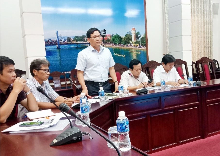 Ông Võ Đức Thuấn - Phó Chủ tịch UBND huyện Tuy Phong báo cáo tình hình triển khai dự án tại địa phương