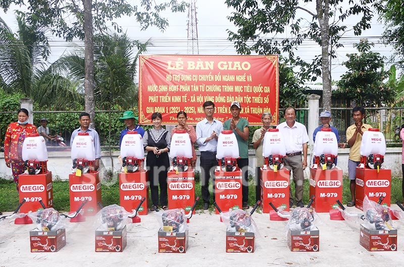 Buổi lễ bàn giao dụng cụ chuyển đổi ngành nghề tại xã Thuận Hòa, huyện Châu Thành, tỉnh Sóc Trăng