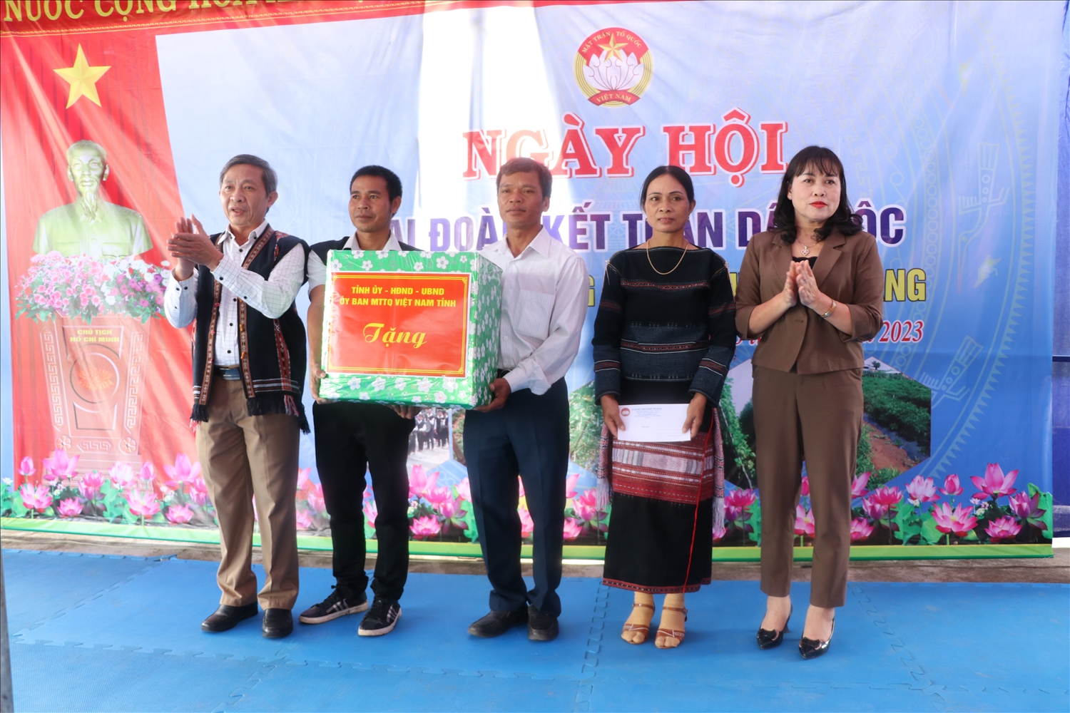 Đồng chí Huỳnh Thế Mạnh - Trưởng ban Tuyên giáo Tỉnh ủy Gia Lai trao quà cho bà con thôn 3 (xã Kông Bờ La, huyện Kbang)