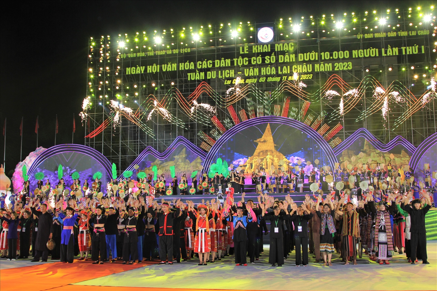 Các đoàn nghệ nhân đến từ các dân tộc có số dân dưới 10.000 tham dự ngày hội.