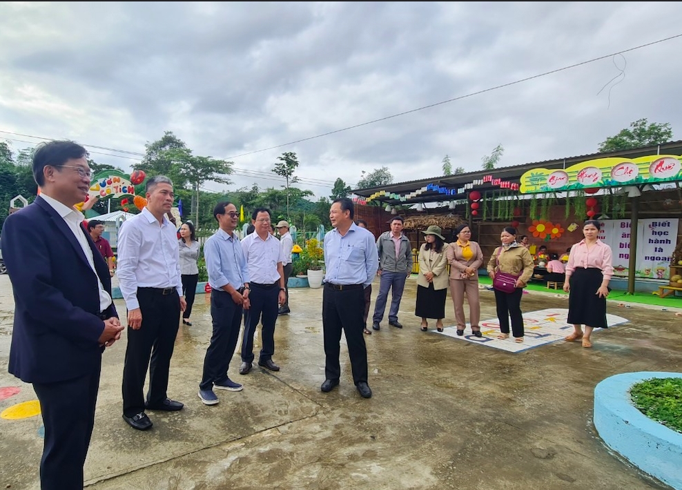 Đoàn kiểm tra thực tế dự án Trường Mẫu giáo xã Tà Bhing, huyện Nam Giang được đầu tư từ Chương trình MTQGgiảm nghèo bền vững