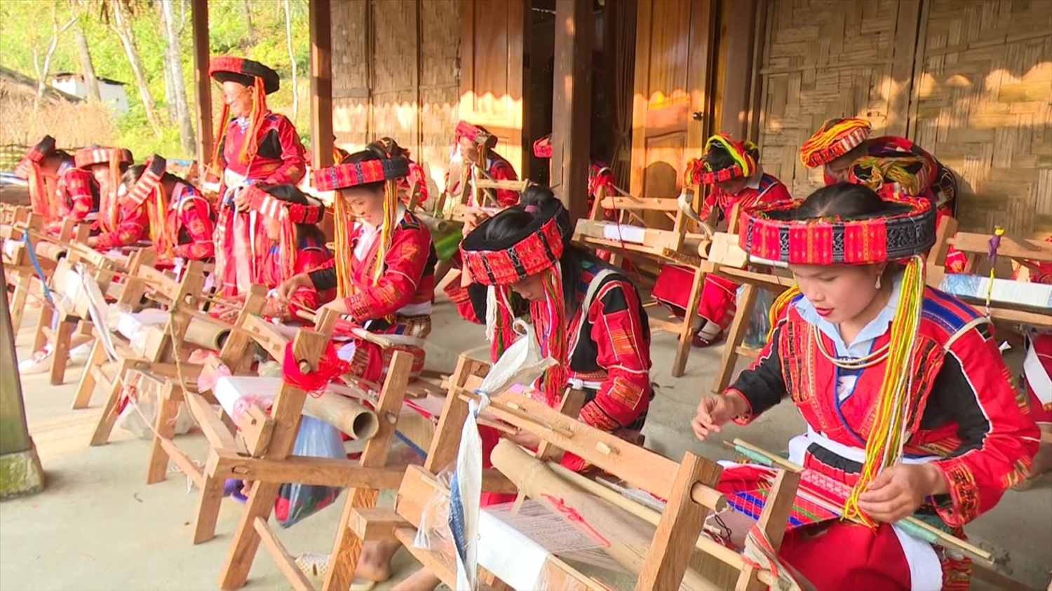Lớp dạy nghề dệt thổ cẩm theo Quyết định 2086/QĐ-TTg được tổ chức tại thôn Thượng Minh, xã Hồng Quang, huyện Lâm Bình, tỉnh Tuyên Quang.
