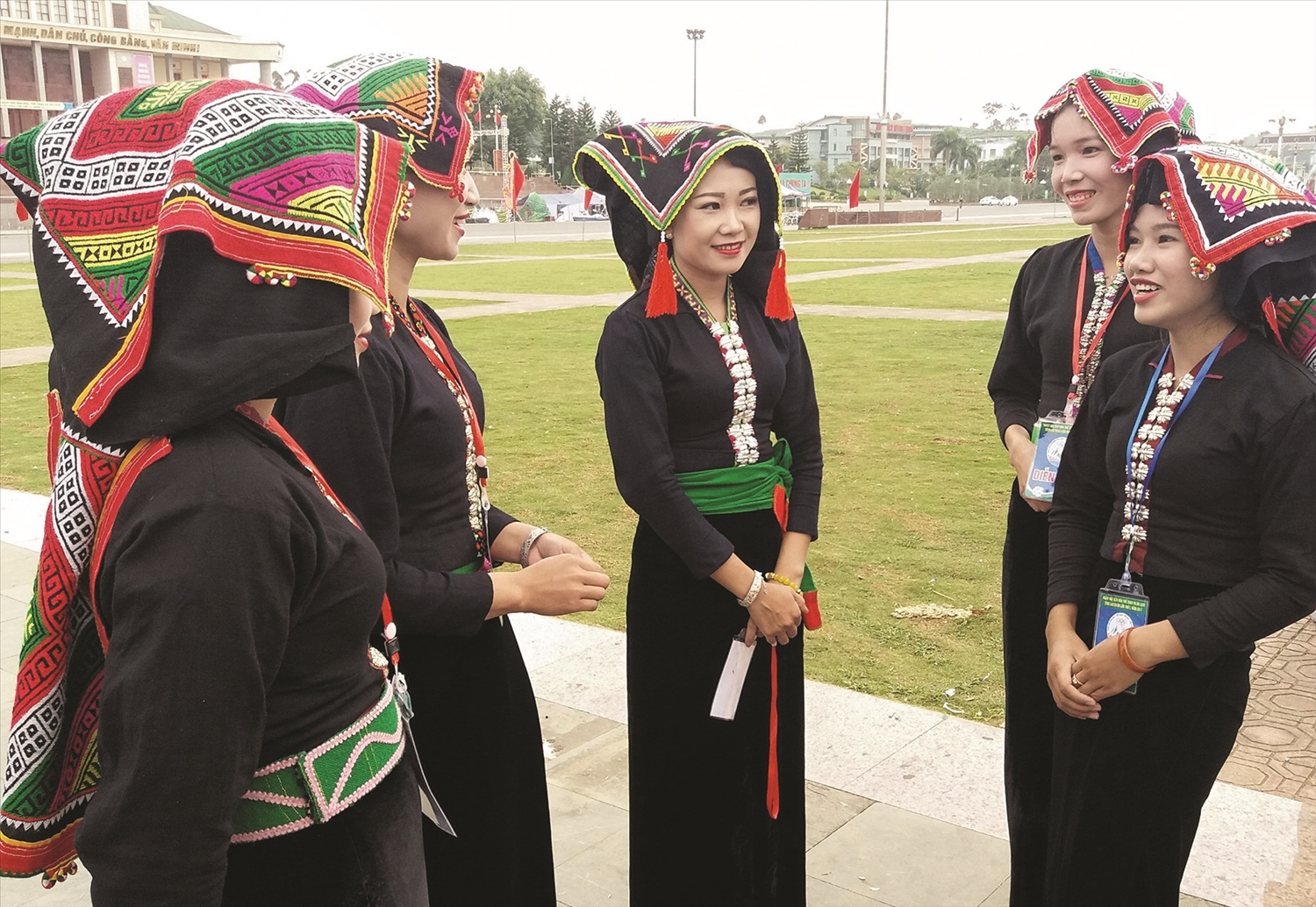 Phụ nữ dân tộc Cống với trang phụ truyền thống. 