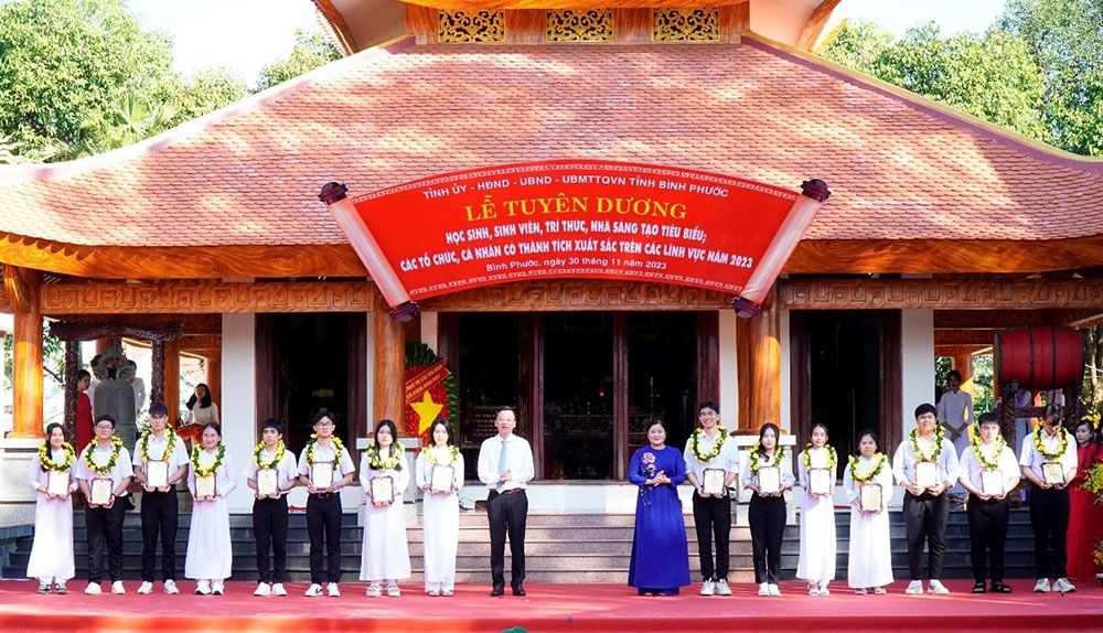 Lãnh đạo tỉnh Bình Phước trao biểu trưng, Vòng nguyệt quế và khen thưởng các em học sinh xuất sắc