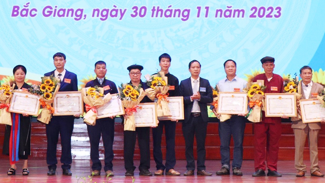 Ban Dân tộc tỉnh Bắc Giang trao Giấy khen cho các tập thể
