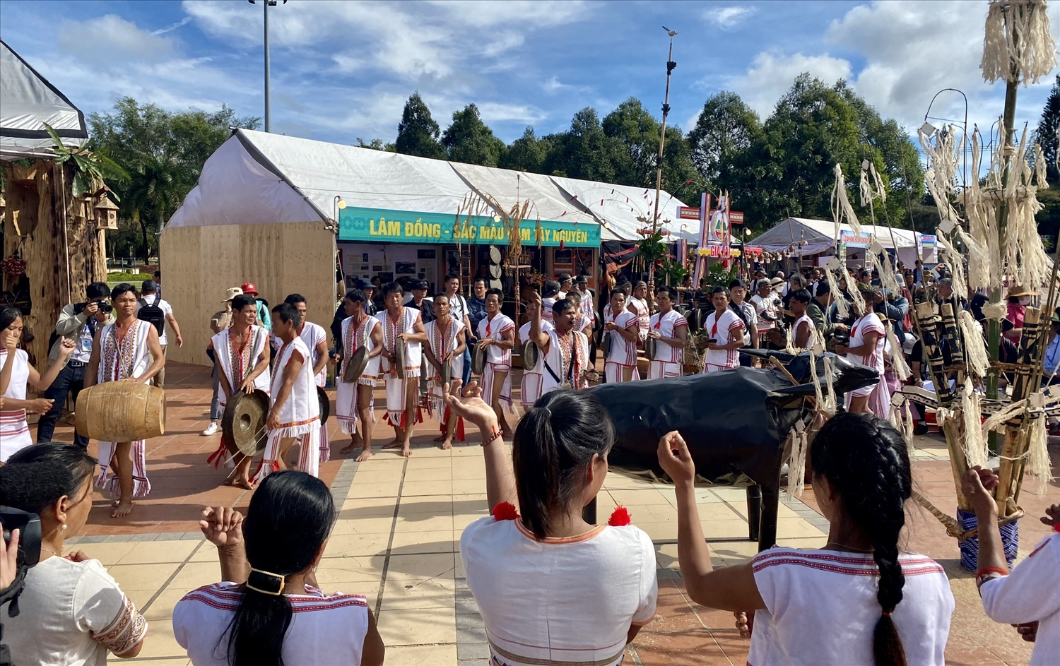 Đồng bào Rơ Măm ở làng Le, xã Mô Rai, huyện Sa Thầy, tỉnh Kon Tum trình diễn Lễ mở cửa kho lúa
