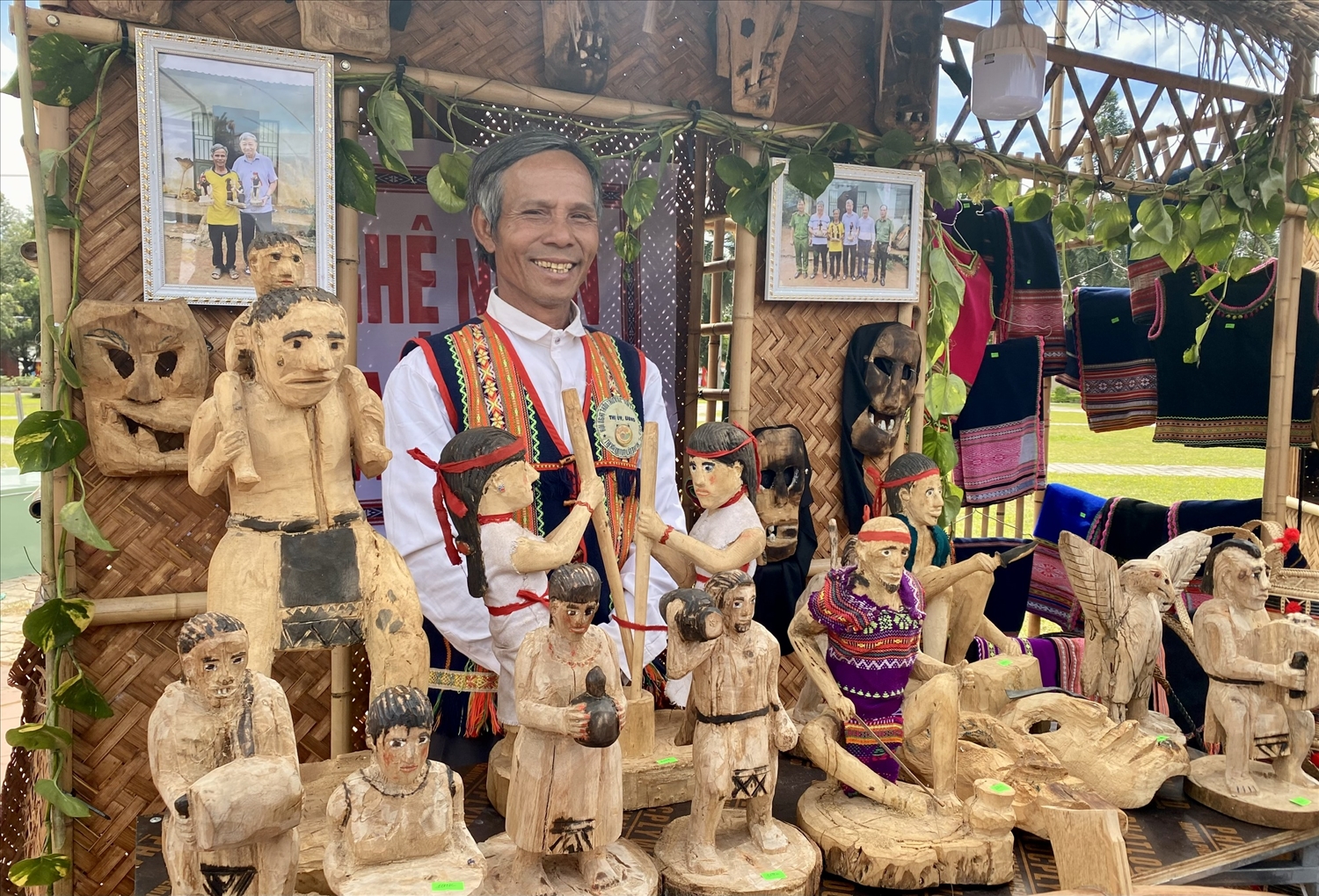 Nghệ nhân A Yưk (dân tộc Gia Rai), xã Ia Chim, thành phố Kon Tum, tỉnh Kon Tum giới thiệu về nghề tạc tượng truyền thống