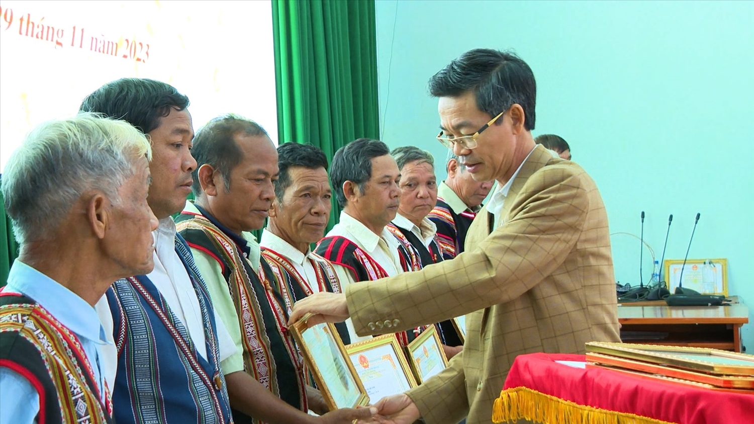 Phó Chủ tịch UBND huyện Chư Prông tặng giấy khen cho Người có uy tín tiêu biểu trong đồng bào DTTS năm 2023 trên địa bàn