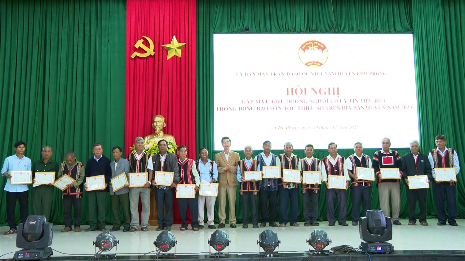 19 Người có uy tín tiêu biểu trong đồng bào DTTS năm 2023 trên địa bàn huyện Chư Prông vinh dự nhận Giấy khen của UBND huyện