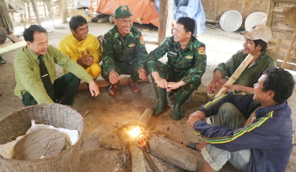 DĐBP Môn Sơn đóng chân ở huyện Con Cuông trò chuyện cùng người dân Đan Lai