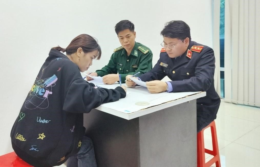 Đối tượng Nguyễn Thị Lài làm việc với cơ quan điều tra. Ảnh: Nguyễn Hòa Bình