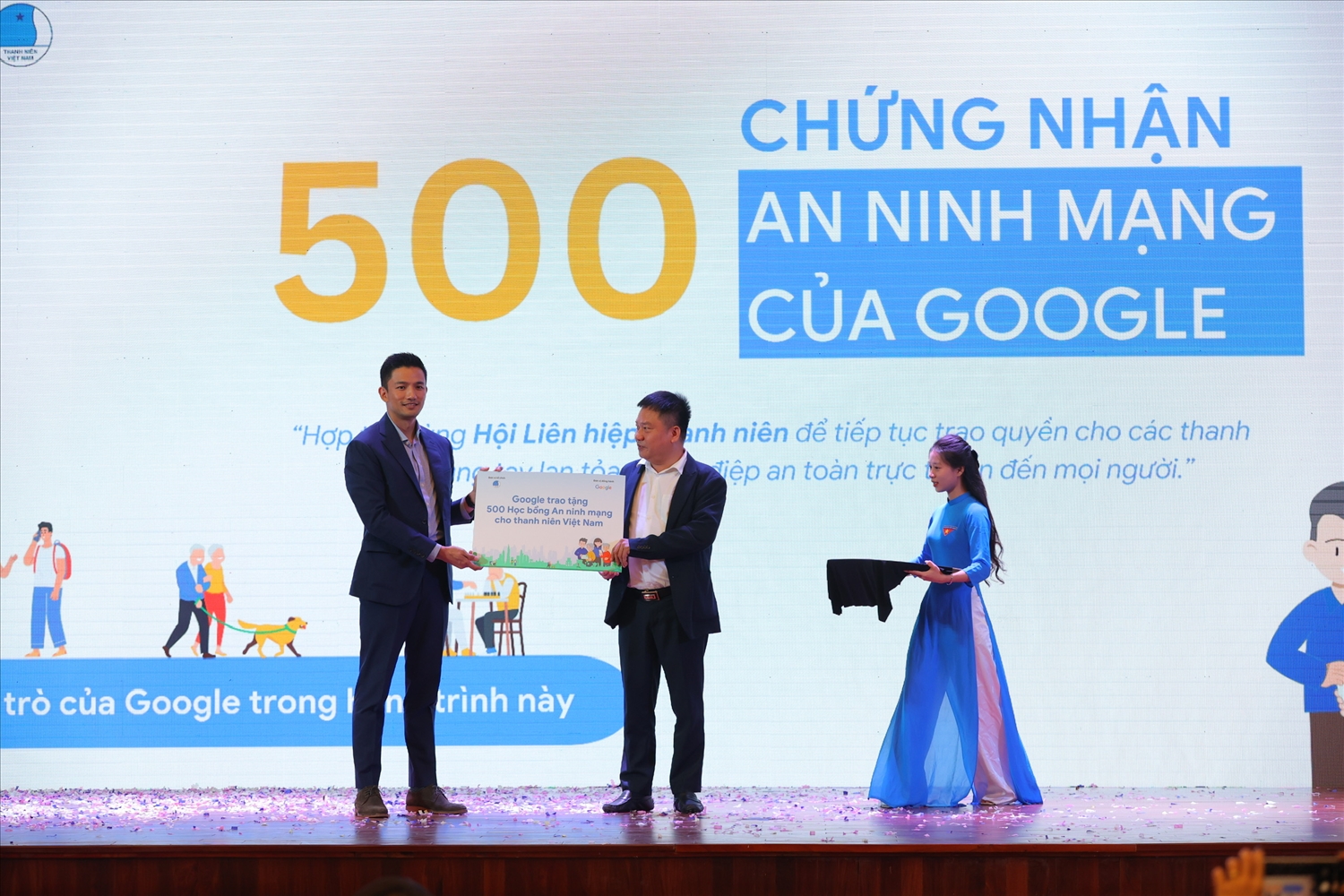 Đại diện Google trao 500 học bổng An Ninh Mạng cho đại diện Hội liên hiệp Thanh niên Việt Nam