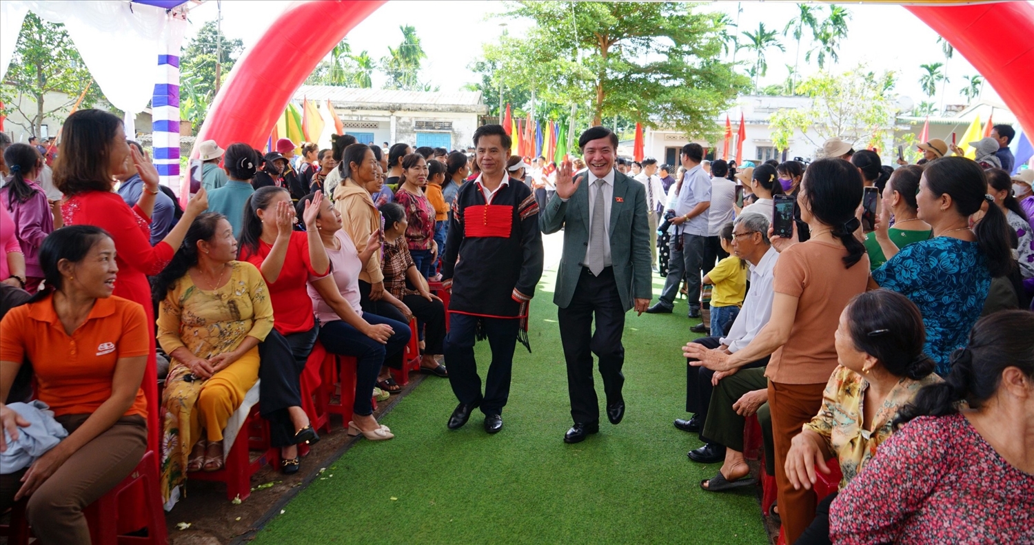 Em kg tin: Đồng bào các dân tộc huyện Cư Kuin vui Ngày hội Đại đoàn kiết toàn dân tộc 10