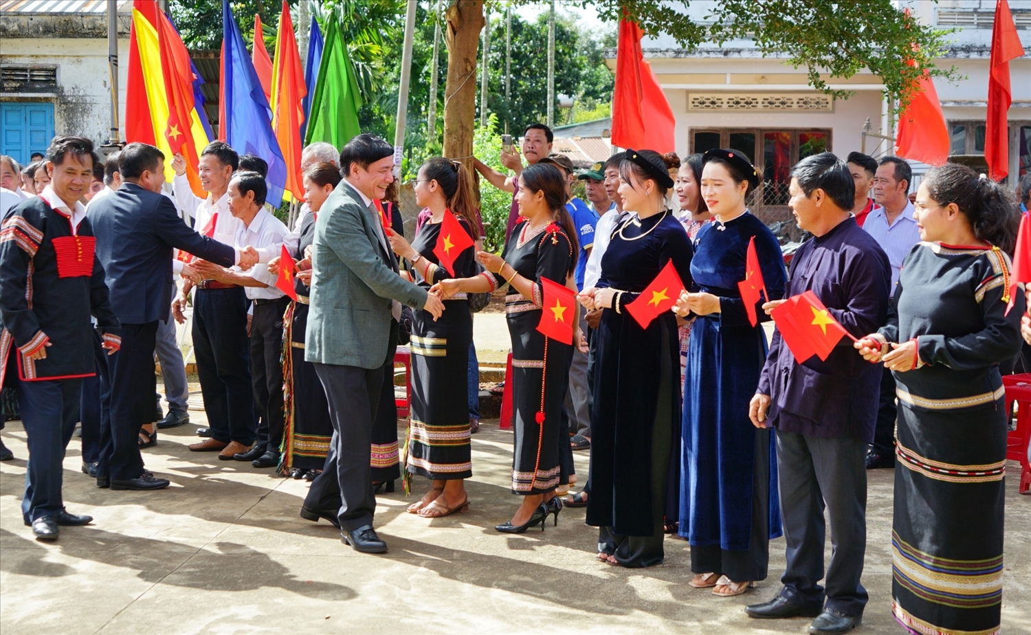 Em kg tin: Đồng bào các dân tộc huyện Cư Kuin vui Ngày hội Đại đoàn kiết toàn dân tộc 4