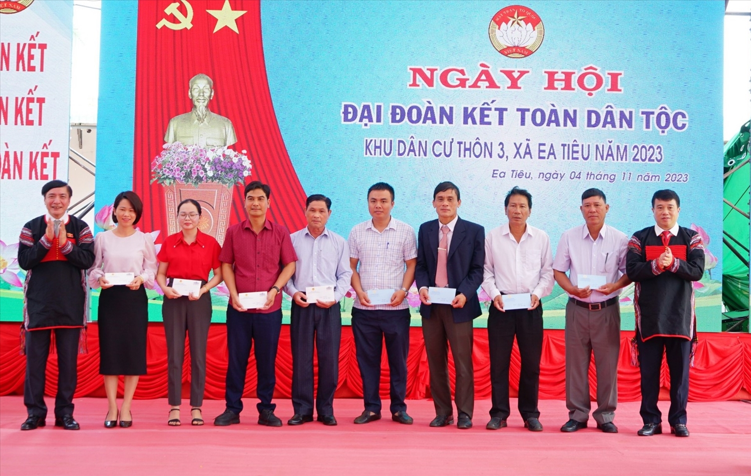 Em kg tin: Đồng bào các dân tộc huyện Cư Kuin vui Ngày hội Đại đoàn kiết toàn dân tộc 6