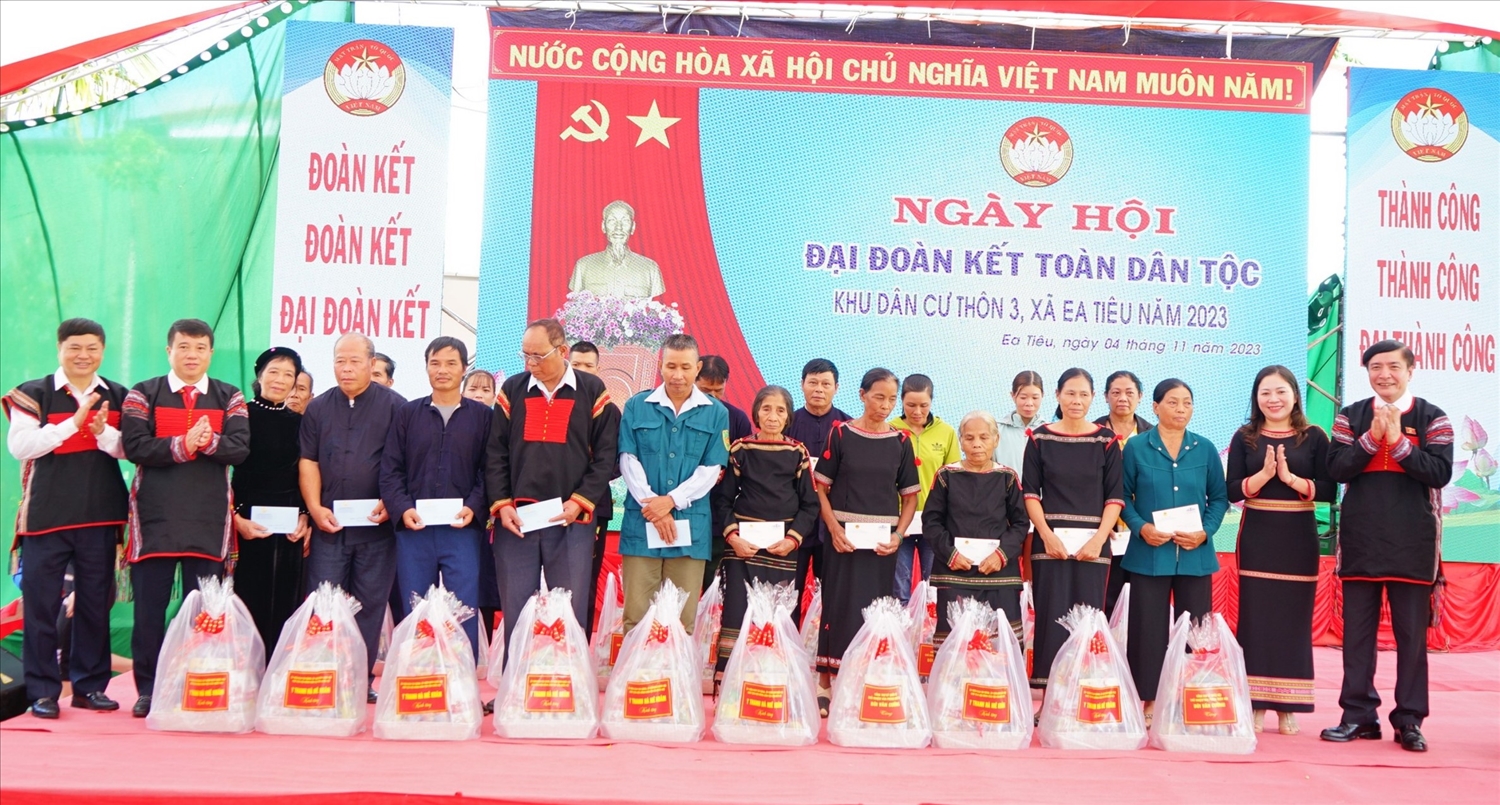 Đoàn công tác Trung ương, lãnh đạo tỉnh Đắk Lắk trao quà cho người nghèo