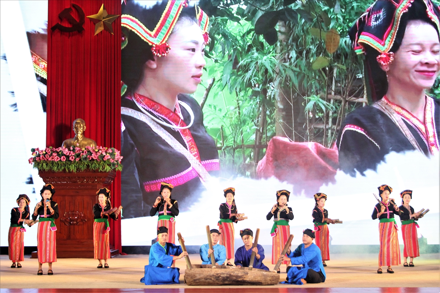 Các nghệ nhân dân tộc Cống (huyện Mường Tè, tỉnh Lai Châu) trình diễn điệu múa truyền thống. 