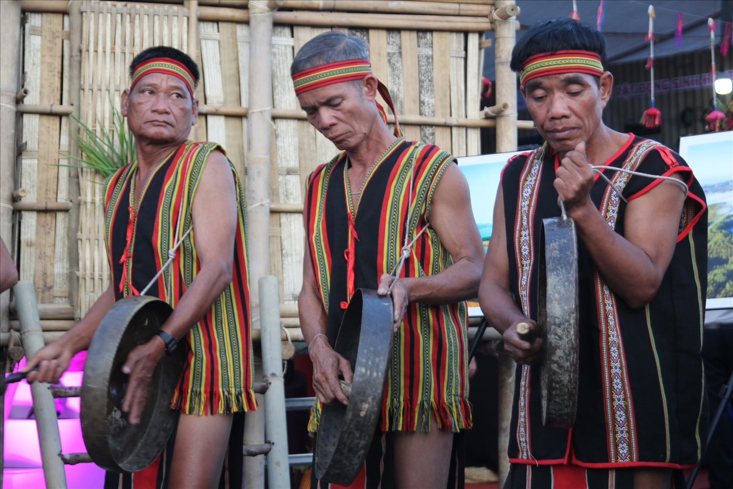 Nghệ nhân dân tộc B'Râu (đến từ tỉnh Kon Tum) trình diễn cồng chiêng tại Ngày hội.