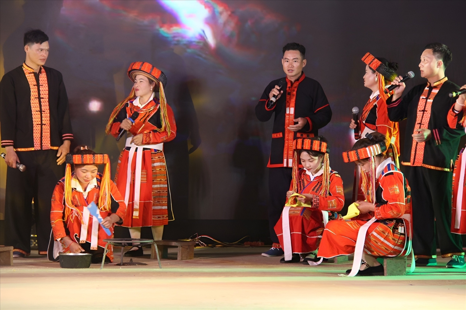 Người Pà Thẻn (huyện Lâm Bình, tỉnh Tuyên Quang) mang đến những điệu dân ca đặc sắc. 