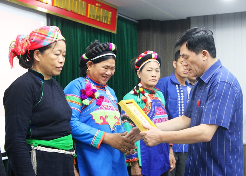Thứ trưởng, Phó Chủ nhiệm Ủy ban Dân tộc Nông Quốc Tuấn tặng quà cho Người có uy tín tỉnh Lào Cai nhân dịp Đoàn đến thăm quan học tập tại Thủ đô Hà Nội