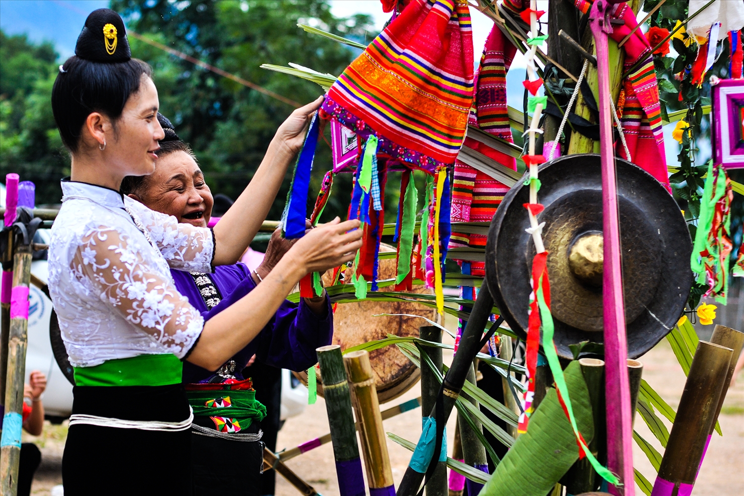 Trang phục váy áo, khăn truyền thống của phụ nữ Thái được chị em trưng diện trong các ngày lễ Tết, ngày hội của bản, làng, như một nét đẹp văn hóa riêng của dân tộc mình, góp phần gìn giữ nét đặc sắc trong đời sống của cộng đồng 54 dân Việt Nam.