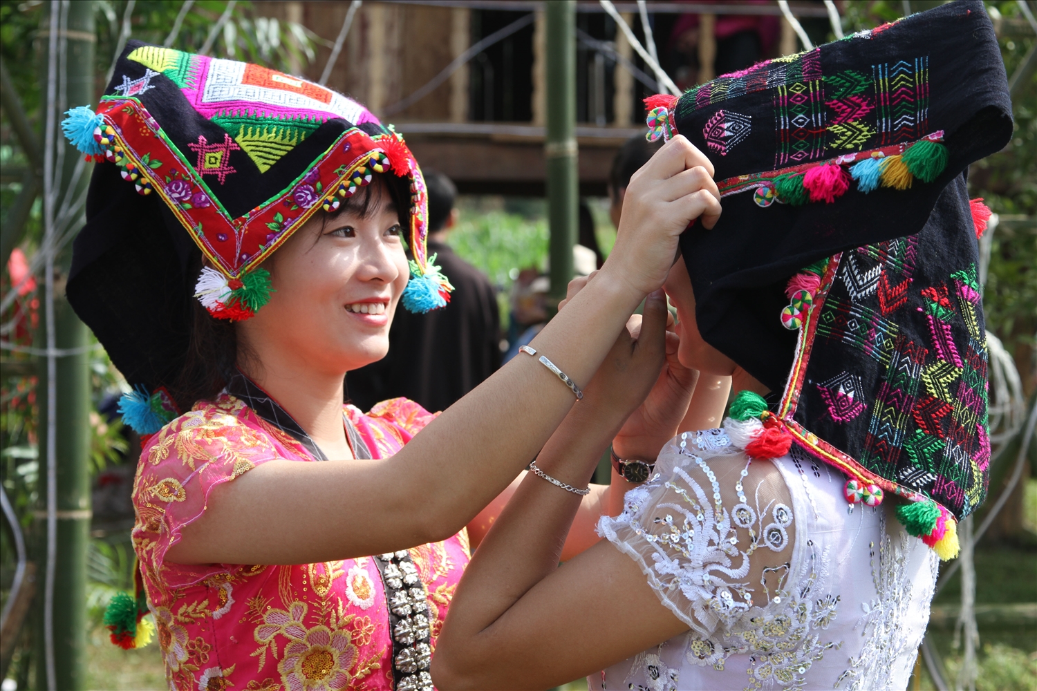 Qua sự cần cù, chịu thương chịu khó và đôi tay khéo léo của phụ nữ Thái đã tạo nên những chiếc khăn piêu tinh hoa mang bản sắc văn hóa dân tộc. 