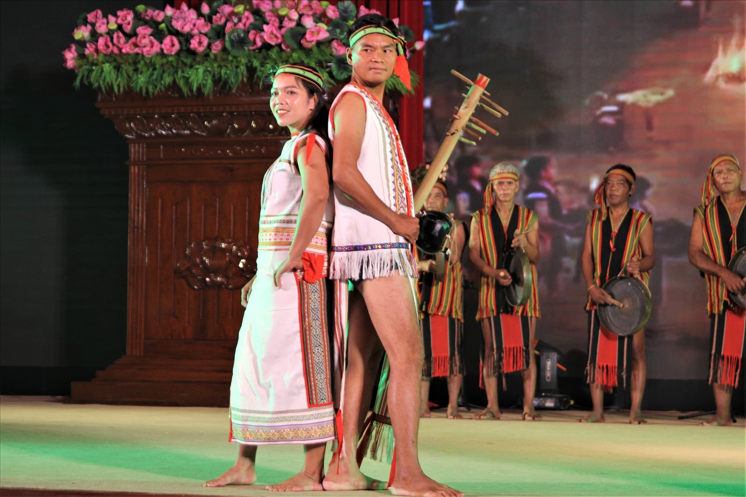  Trang phục truyền thống của người Rơ Măm, tỉnh Kon Tum (màu trắng).