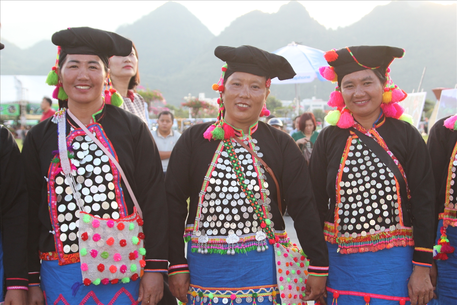 Những người phụ nữ dân tộc Mảng (Lai Châu) diện lên mình trang phục truyền thống tại Ngày hội.